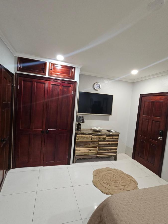 Secret Hideaway Apartment Ocho Rios Luaran gambar